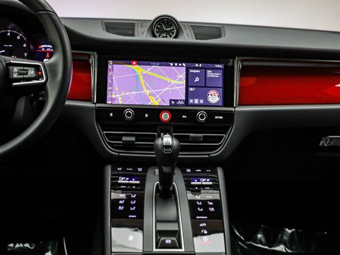 Certified 2025 Porsche Macan image 17