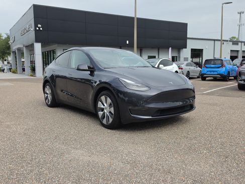 Used 2024 Tesla Model Y Long Range AWD/4WD image 2