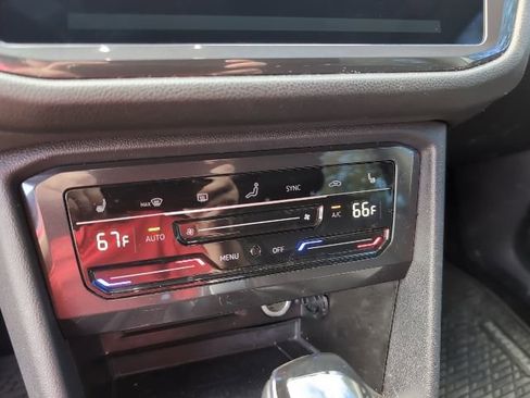 Used 2023 Volkswagen Tiguan SE image 18