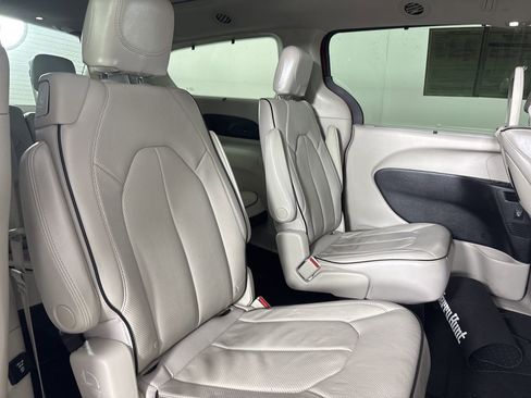 Used 2021 Chrysler Pacifica Limited w/ Uconnect Theater Family Group image 27
