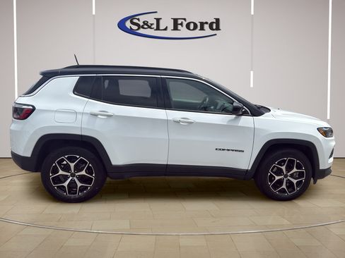 Used 2025 Jeep Compass Limited AWD/4WD image 9