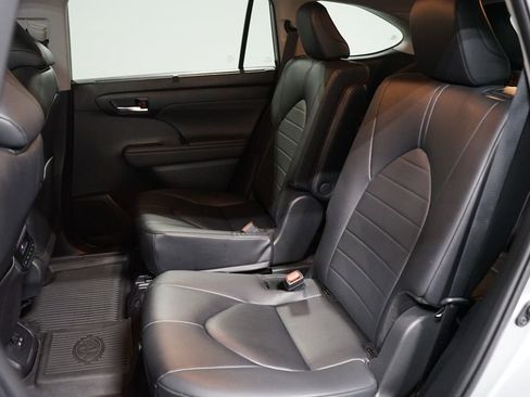 Certified 2024 Toyota Highlander XLE FWD image 29