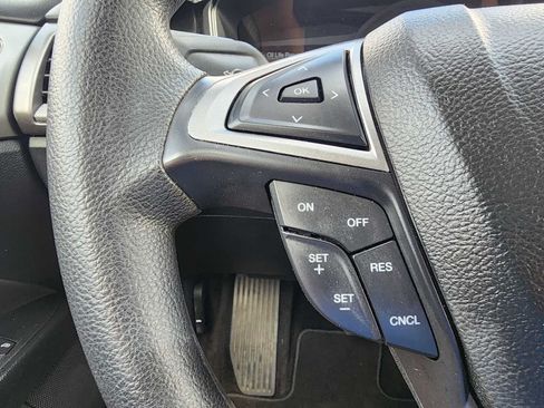 Used 2018 Ford Fusion SE w/ Fusion SE Technology Package FWD image 17