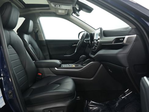 Used 2022 Toyota Highlander XLE image 13
