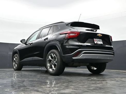 Used 2025 Chevrolet Trax LT w/ LT Convenience Package FWD image 41
