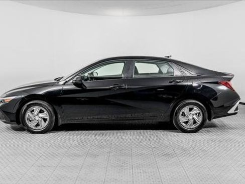 Used 2025 Hyundai Elantra SE FWD image 3