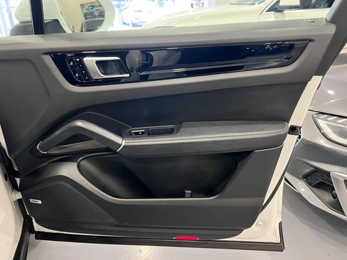 Used 2020 Porsche Cayenne AWD/4WD image 23