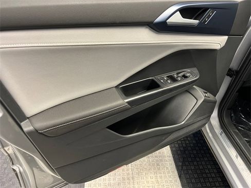 Certified 2024 Volkswagen Taos SE image 7