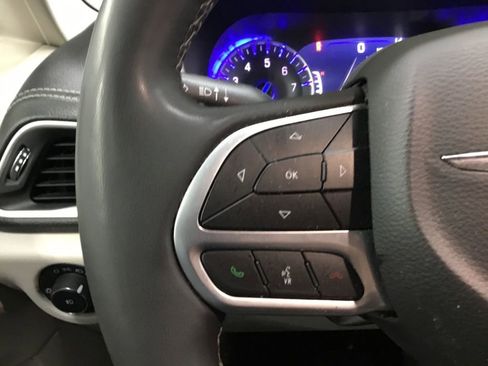 Used 2024 Chrysler Pacifica Touring-L AWD/4WD image 35