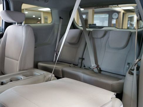 Used 2021 Kia Sedona LX image 13