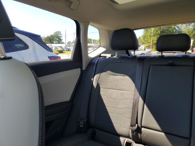 Certified 2025 Volkswagen Taos SE w/ Panoramic Sunroof Package FWD image 11