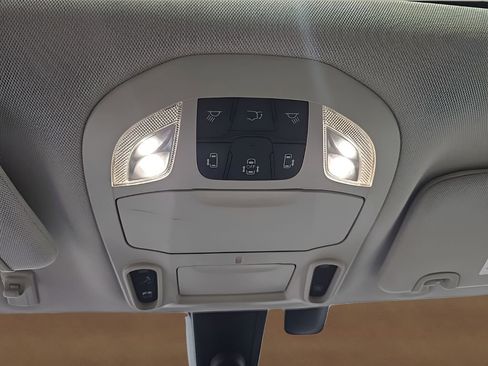 Used 2018 Chrysler Pacifica Limited w/ Tire & Wheel Group FWD image 32