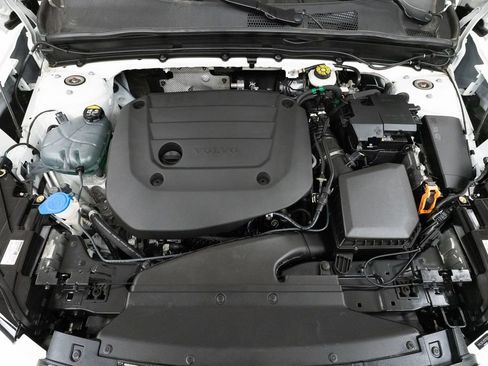 Used 2024 Volvo XC40 B5 Plus w/ Climate Package image 3