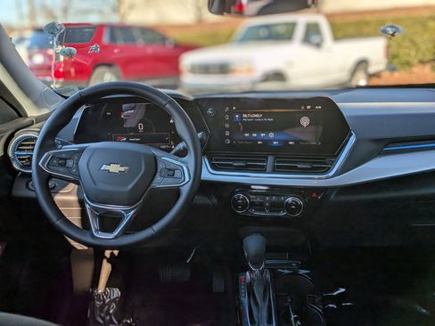 Used 2025 Chevrolet Trax LT w/ LT Convenience Package image 19