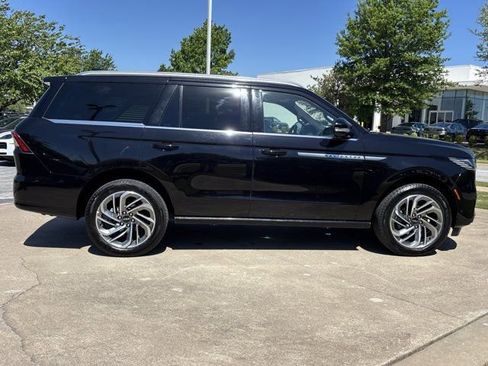 Used 2025 Lincoln Navigator Reserve AWD/4WD image 2
