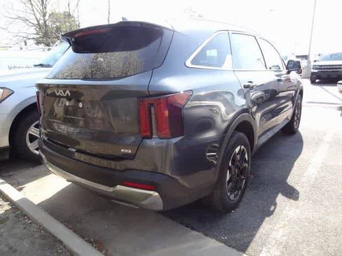 Used 2024 Kia Sorento S image 6