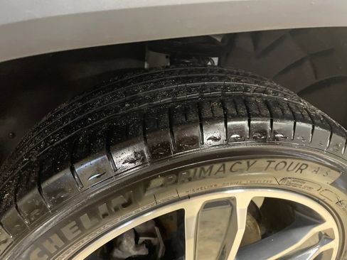 Certified 2023 GMC Acadia SLT w/ Preferred Package image 12