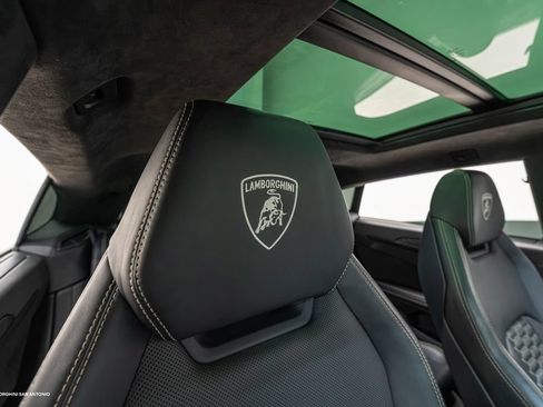 Used 2022 Lamborghini Urus AWD/4WD image 25