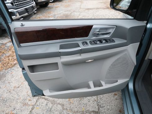 Used 2010 Chrysler Town & Country Touring image 17