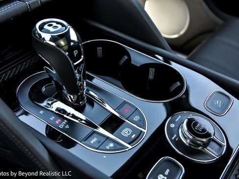 Used 2023 Bentley Bentayga Plug-In Hybrid AWD/4WD image 48