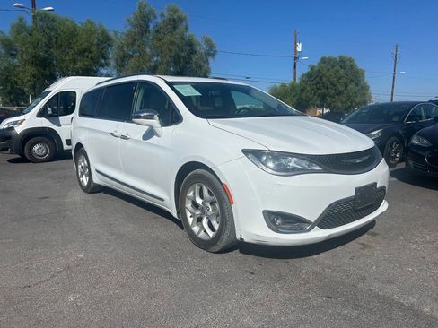 Used 2019 Chrysler Pacifica Limited image 3