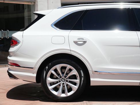 Used 2023 Bentley Bentayga AWD/4WD image 19