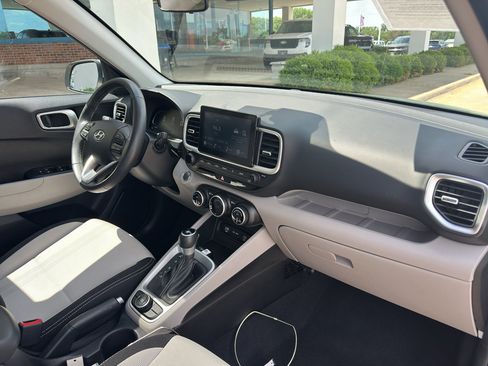 Used 2025 Hyundai Venue SEL FWD image 28