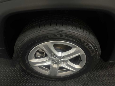 Used 2023 Jeep Compass Latitude image 8