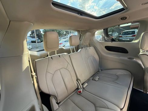Used 2020 Chrysler Pacifica Limited FWD image 11