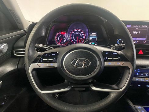 Used 2022 Hyundai Elantra SEL image 17