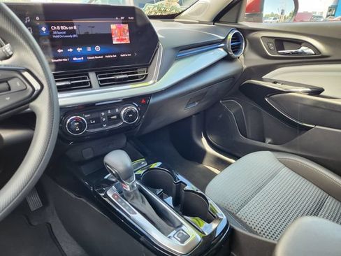 Used 2025 Chevrolet Trax LT FWD image 15