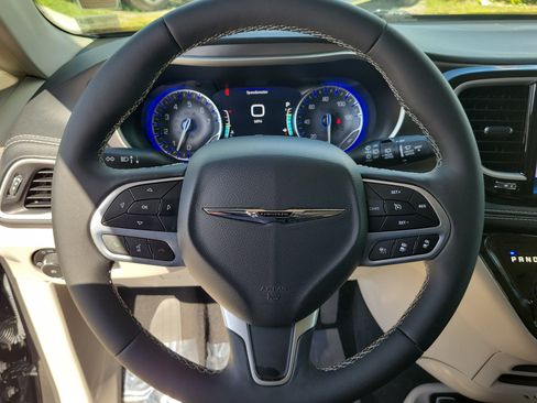 Used 2024 Chrysler Pacifica Touring-L FWD image 18