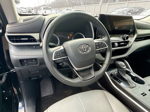 Used 2023 Toyota Highlander Bronze Edition FWD image 12