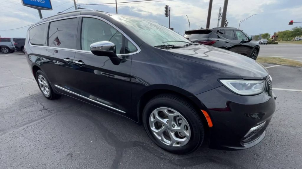 Used 2021 Chrysler Pacifica Limited AWD/4WD image 2