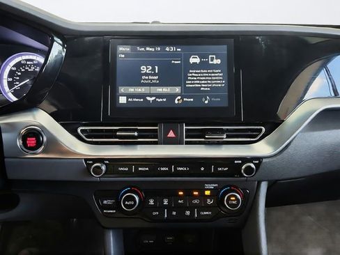 Used 2020 Kia Niro LXS FWD image 16
