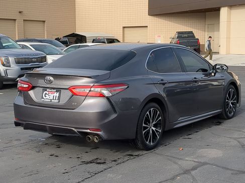 Used 2018 Toyota Camry SE image 3