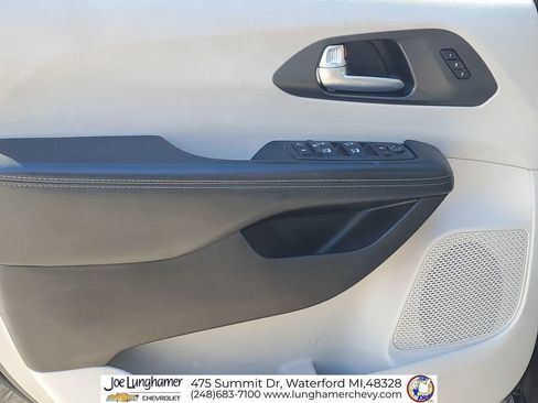 Used 2020 Chrysler Pacifica Limited image 23