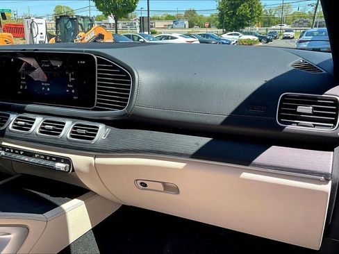 Used 2025 Mercedes-Benz GLS 450 4MATIC image 16