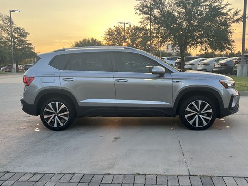 Certified 2024 Volkswagen Taos SE w/ Panoramic Sunroof Package FWD image 10