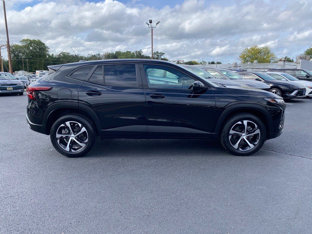 Used 2024 Chevrolet Trax RS w/ Driver Confidence Package FWD image 2