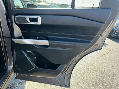 Used 2022 Ford Explorer XLT image 16