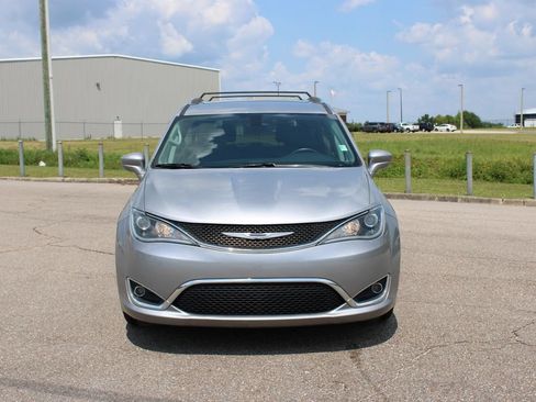 Used 2018 Chrysler Pacifica Touring-L FWD image 4