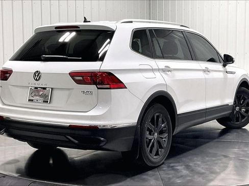 Used 2024 Volkswagen Tiguan SE w/ Panoramic Sunroof Package FWD image 13