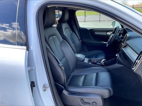 Used 2025 Volvo XC40 B5 Plus image 10