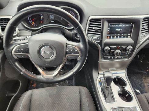 Used 2021 Jeep Grand Cherokee Laredo image 2