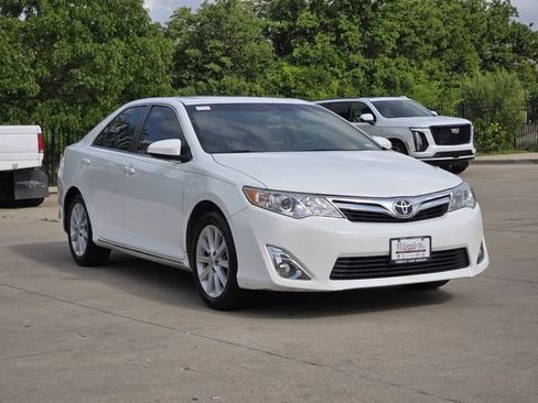 Used 2014 Toyota Camry XLE w/ Leather Package image 2