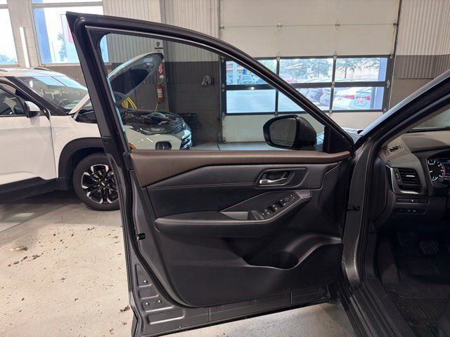 Certified 2023 Nissan Rogue SV w/ SV Premium B Package AWD/4WD image 17