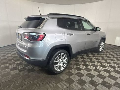 Used 2022 Jeep Compass Latitude AWD/4WD image 2