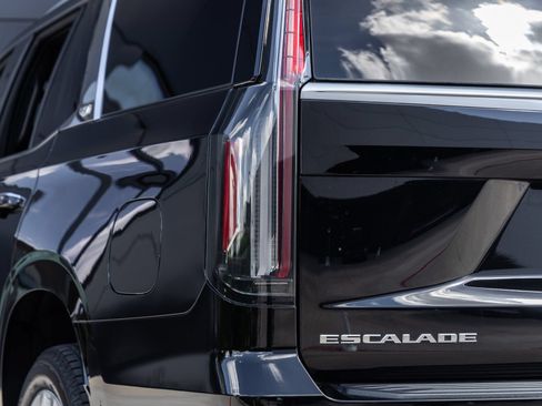 Used 2024 Cadillac Escalade Luxury RWD image 12