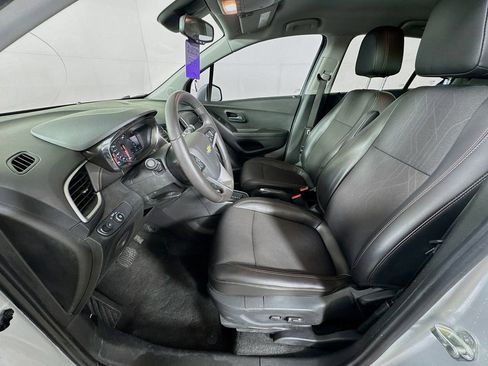 Used 2020 Chevrolet Trax LT w/ LT Convenience Package image 23